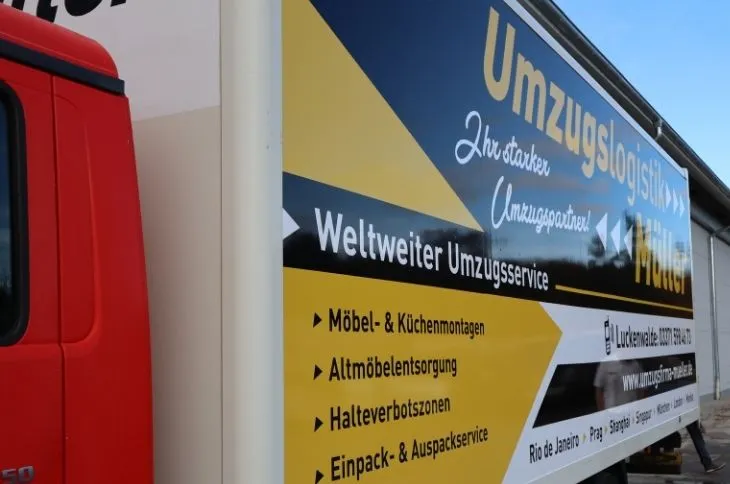 umzugsfahrzeug mit beschriftung umzug